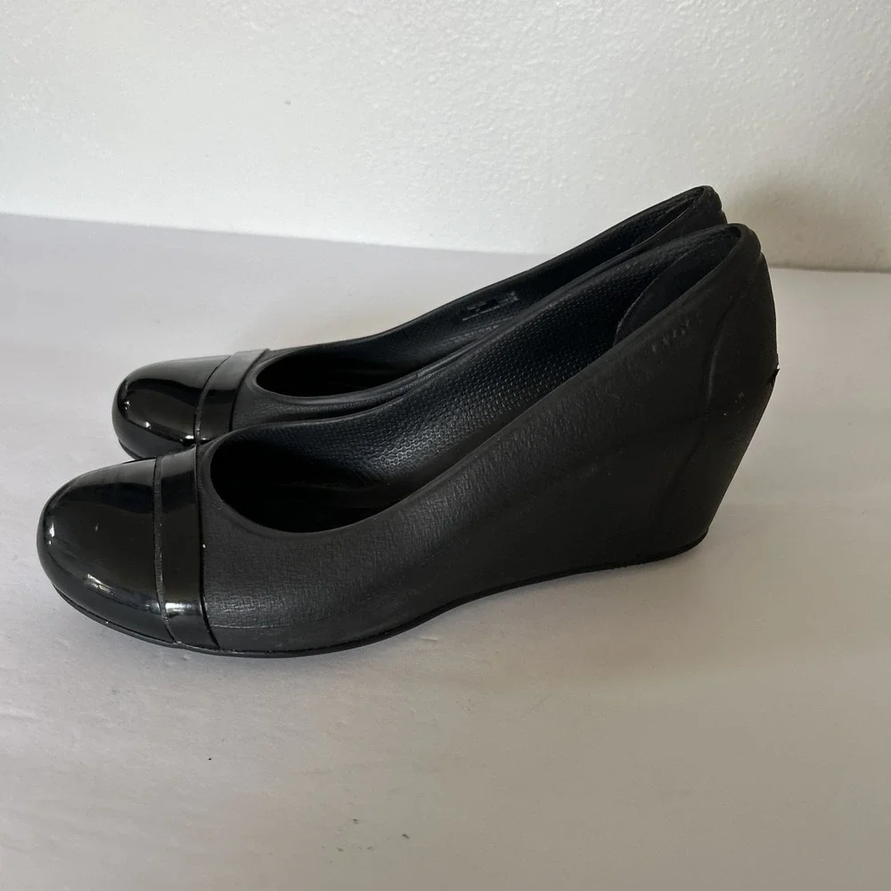 Crocs Wedge Womens Heels‎ Black Croslite Patent Detail Sandals Cap Toe Comfort 7